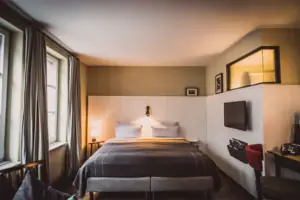 Letto in una camera arredata con stile.