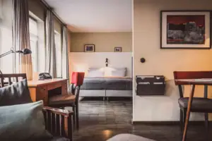 Una stanza con un letto e una scrivania.