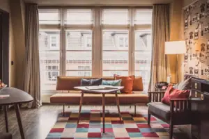 Soggiorno con divano e tavolo.