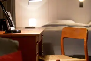 Una scrivania con una lampada e una sedia.