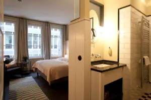 Camera d'albergo con letto e lavabo