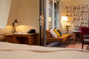 Camera con divano e scrivania.