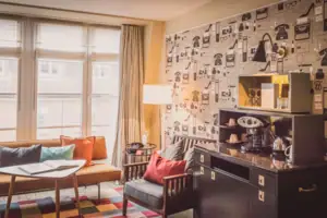 Una stanza con un divano e un tavolino.