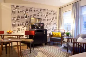 Una sala con macchina da caffè e sedie.