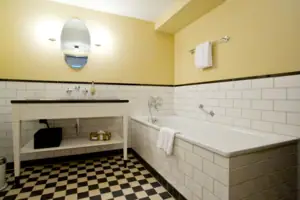 Bagno con vasca e lavabo