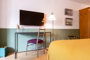 Una sedia e un tavolo in una camera d'albergo dell'HENRI Hotel Garmisch-Partenkirchen.
