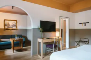 Ampia suite con passaggio dalla zona notte alla zona giorno dell'HENRI Hotel Garmisch-Partenkirchen.